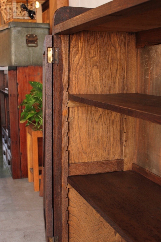 ダイヤガラスの戸棚