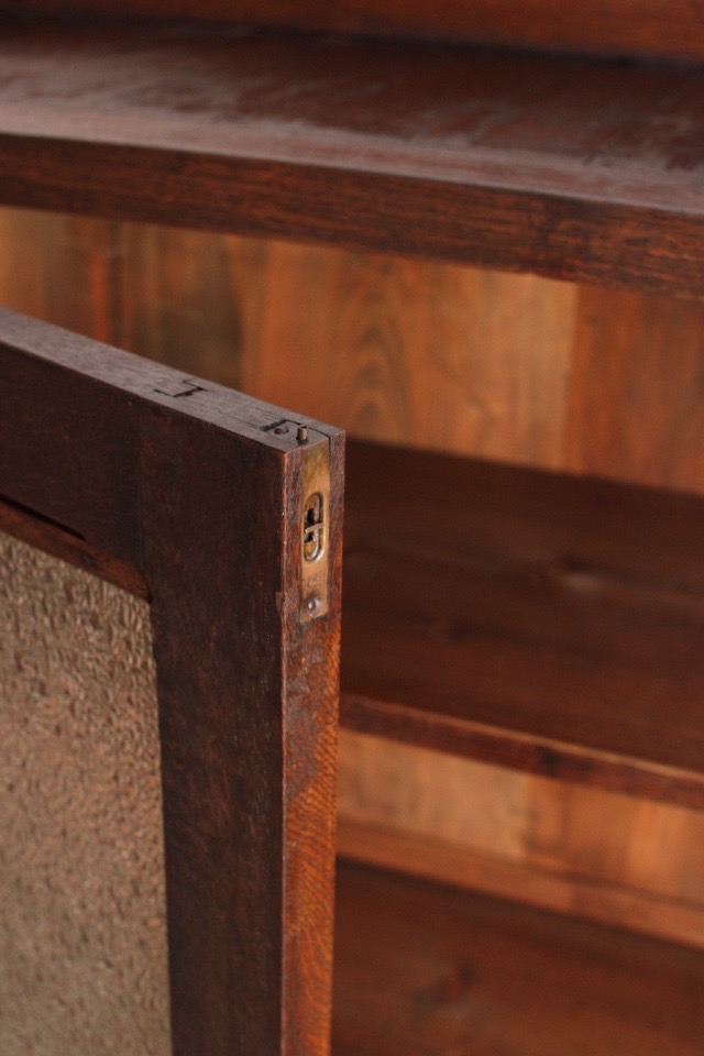 ダイヤガラスの戸棚