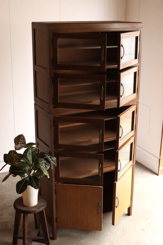 モールガラスの戸棚