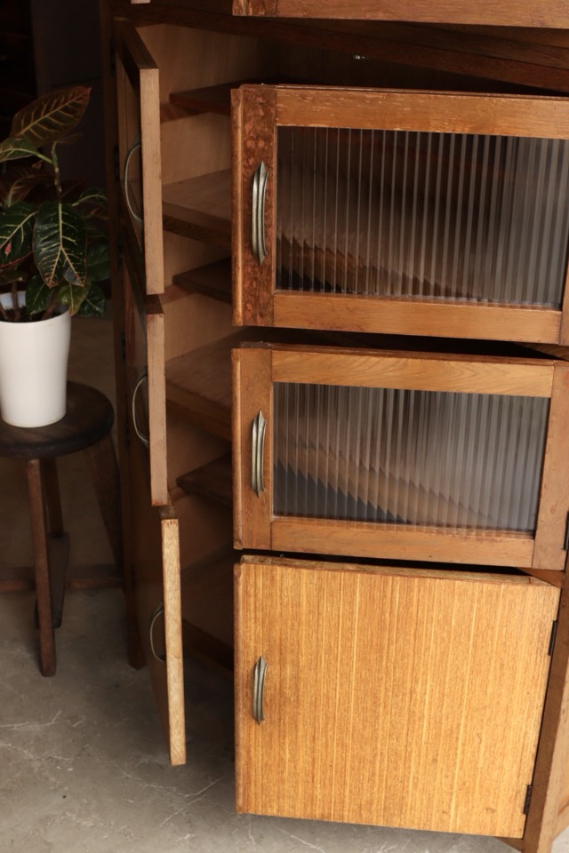 モールガラスの戸棚