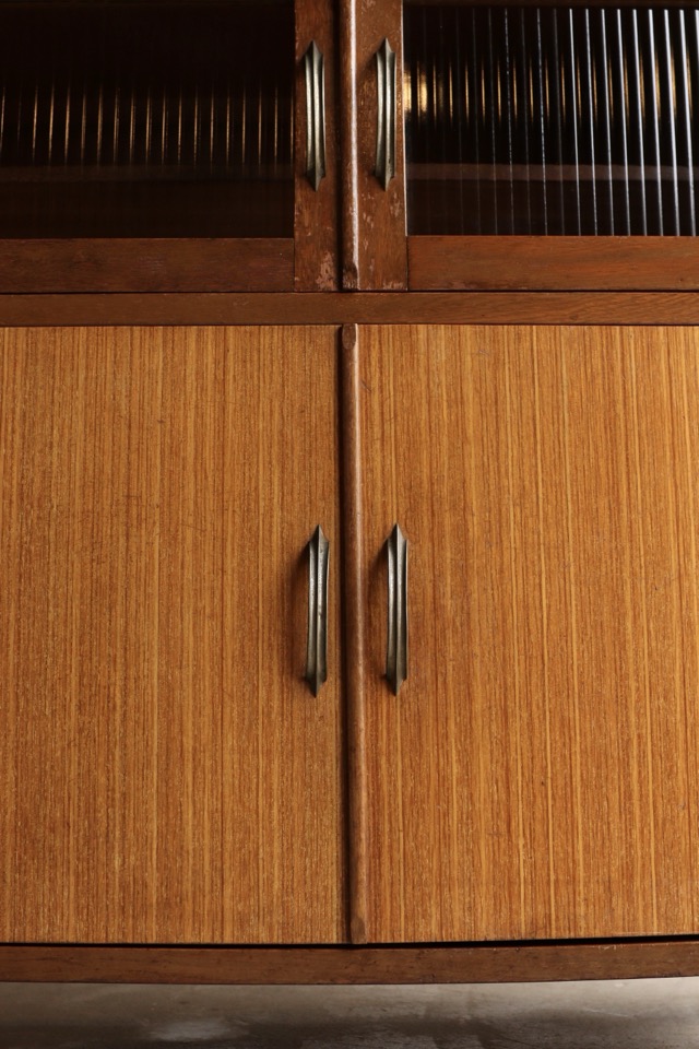 モールガラスの戸棚