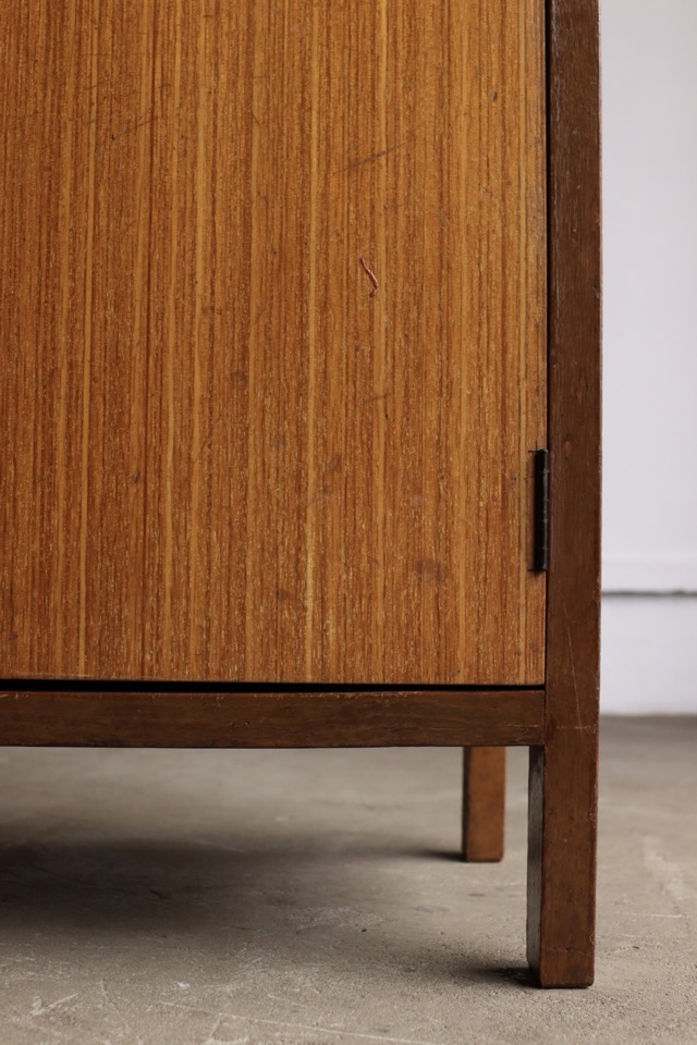 モールガラスの戸棚