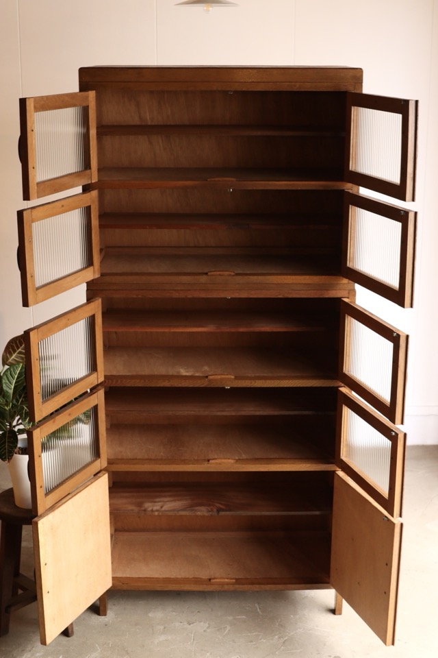 モールガラスの戸棚