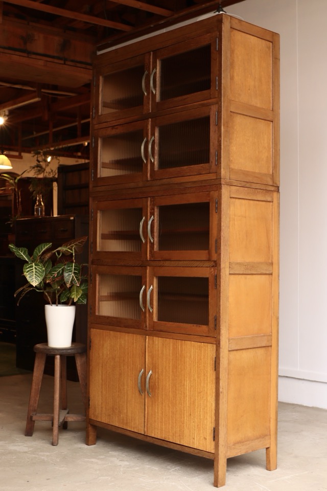 モールガラスの戸棚