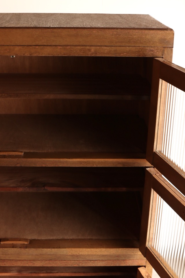 モールガラスの戸棚