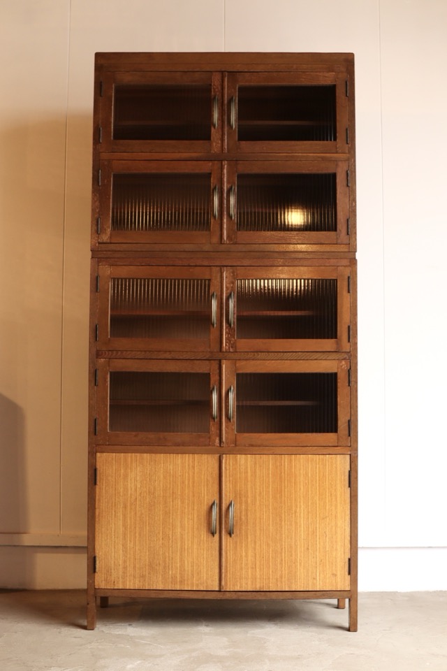 モールガラスの戸棚