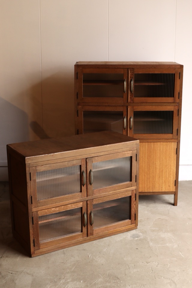 モールガラスの戸棚