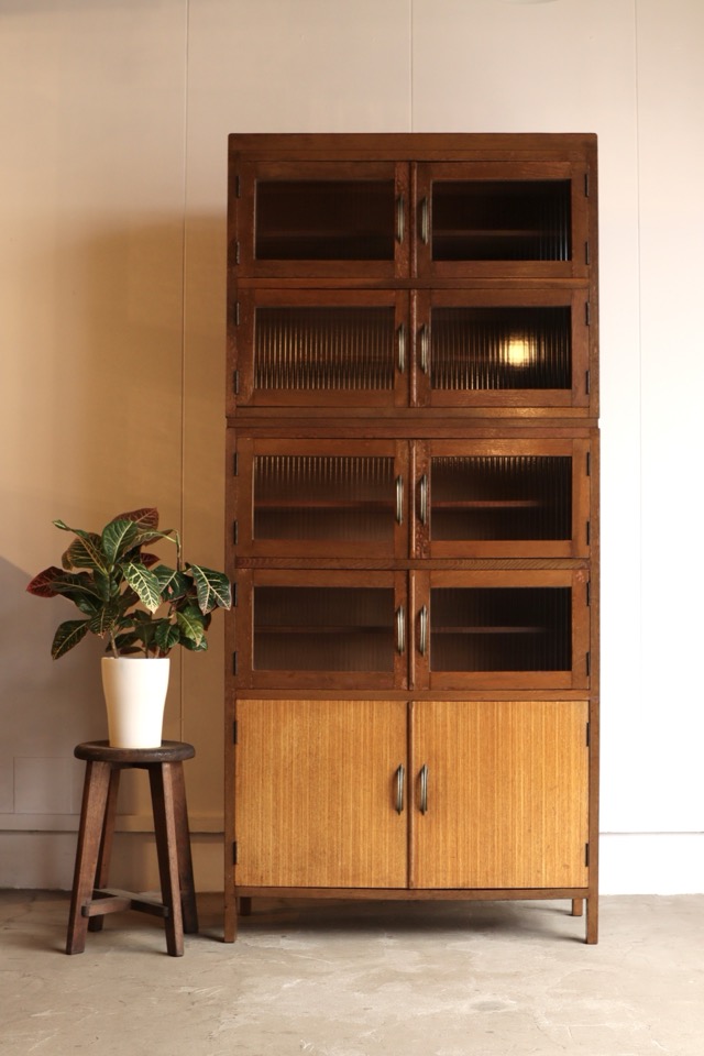 モールガラスの戸棚