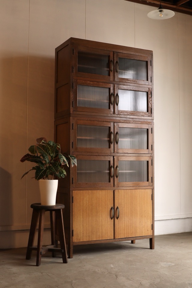 モールガラスの戸棚