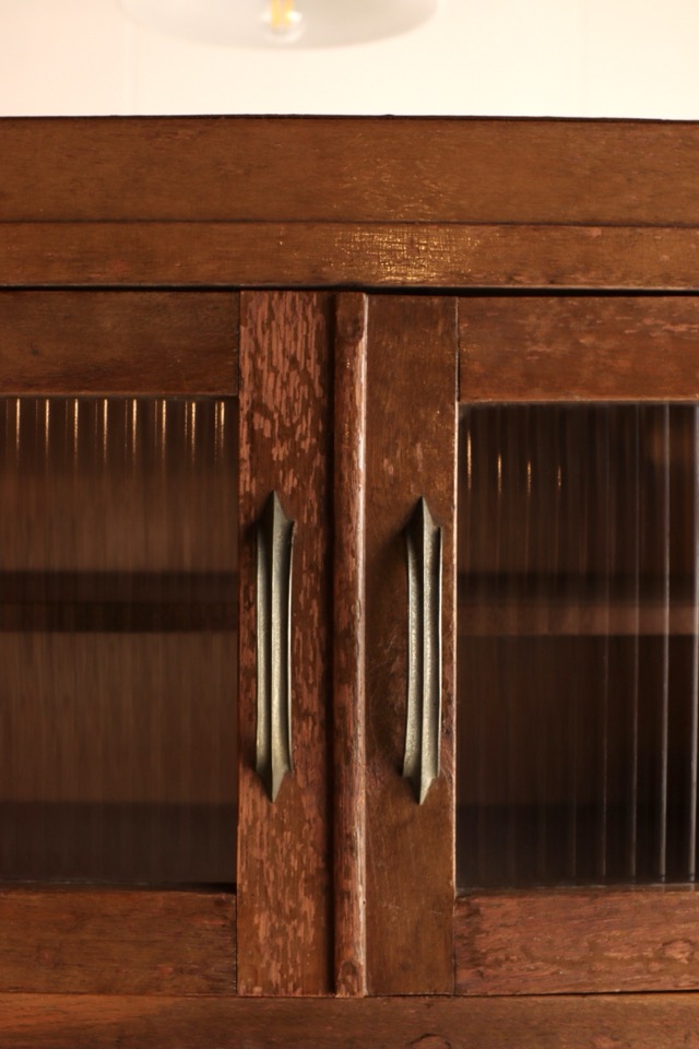 モールガラスの戸棚