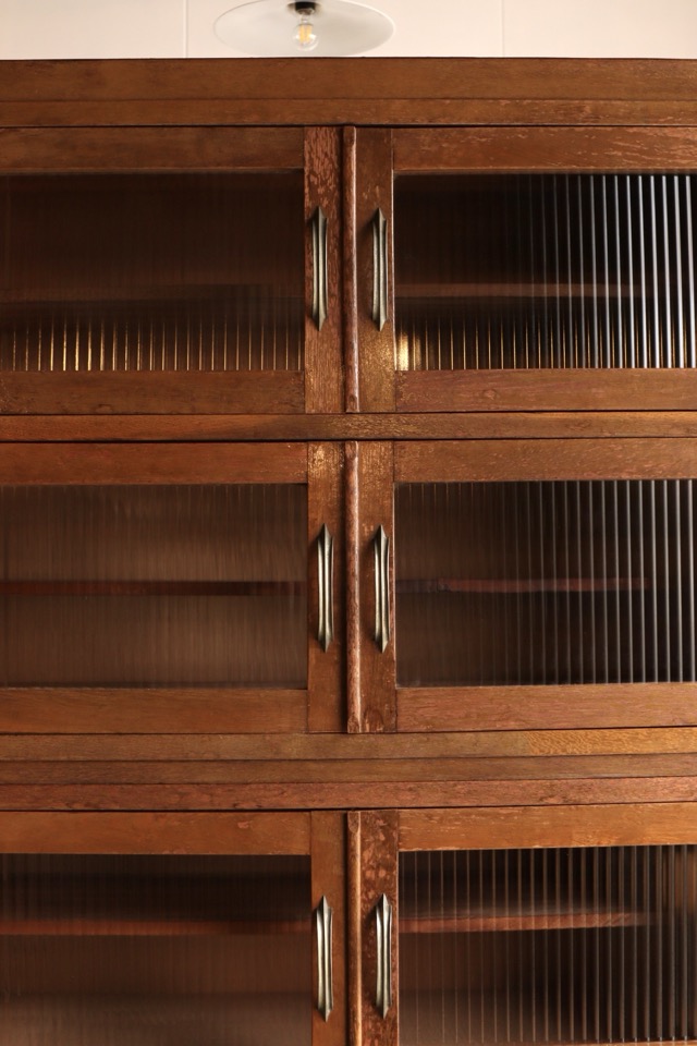 モールガラスの戸棚