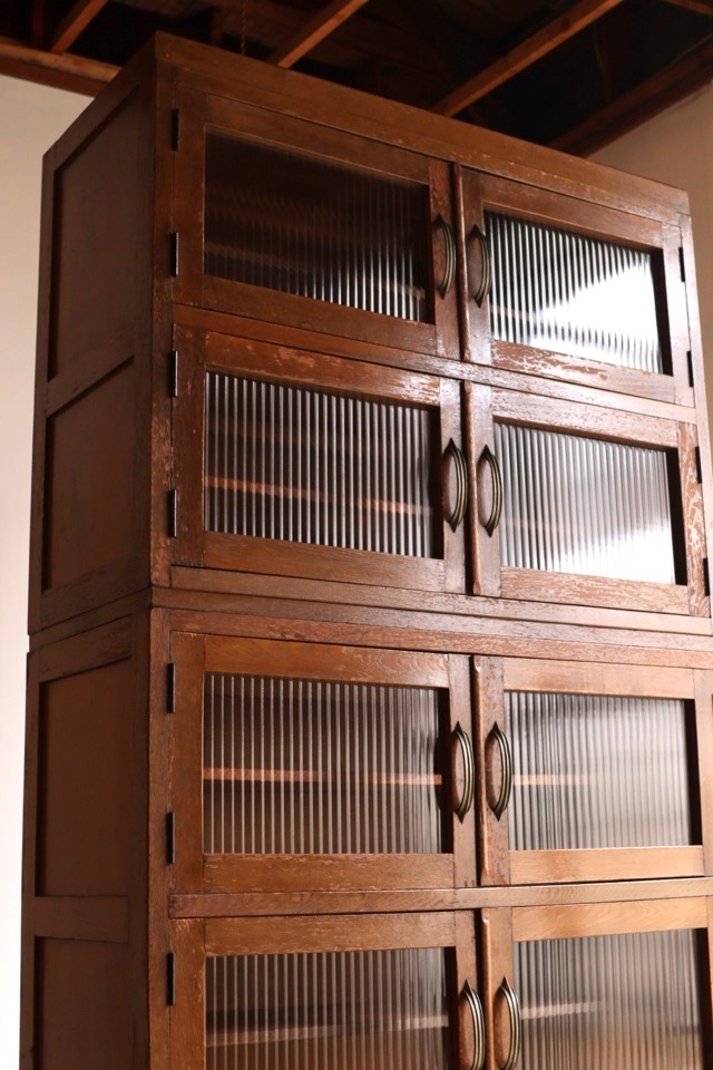 モールガラスの戸棚