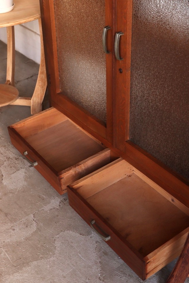 ダイヤガラスの戸棚