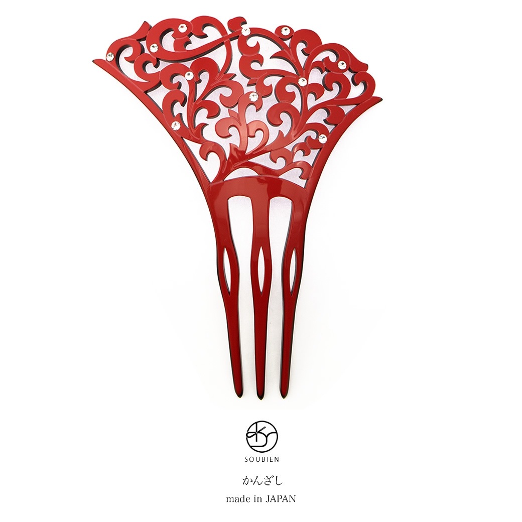 バチ型簪　赤　緋色　レッド　唐草　ラインストーン　透かし彫り　三本足　髪飾り　かんざし　フォーマル　ヘアアクセサリー　日本製