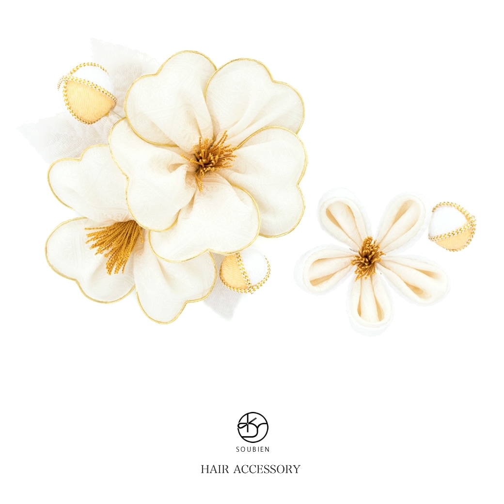 髪飾り　２点セット　白　ホワイト　金色　椿　梅　花　正絹　綸子　りんず　つまみ細工　コサージュ　コーム　髪留め　成人式向け　卒業式向け　振袖向け　袴向け　ヘアアクセサリー　日本製