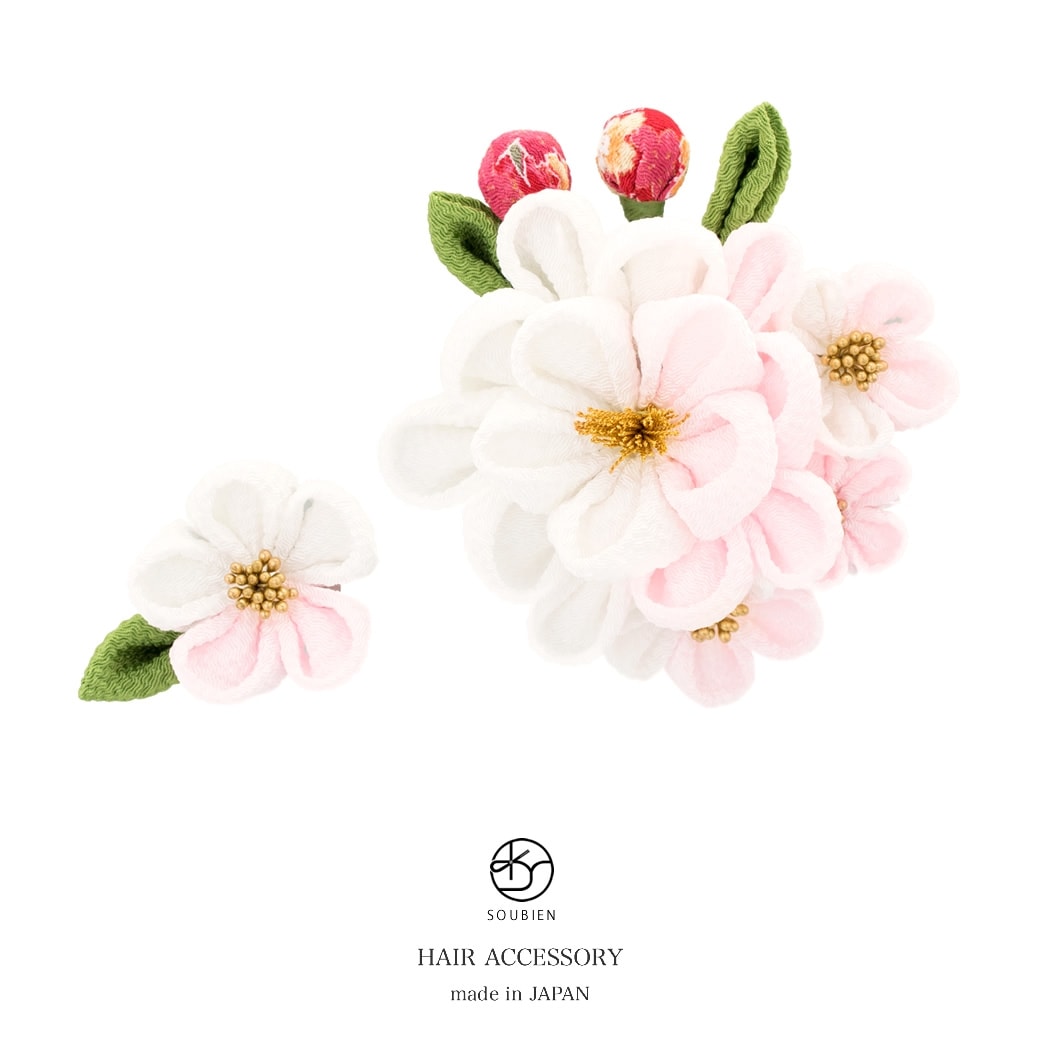 髪飾り　つまみ細工　2点セット　ベビーピンク　白　ホワイト　梅　花　縮緬　ちりめん　コサージュ　コーム　Uピン　髪留め　成人式向け　卒業式向け　振袖向け　袴向け　ヘアアクセサリー　日本製