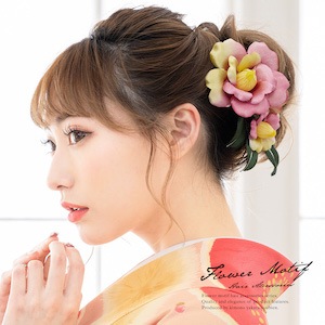 髪飾り　２点セット　ピンク系　黄色　緑色　椿　花　コサージュ　ラメ　コーム　Uピン　髪留め　成人式向け　卒業式向け　振袖向け　袴向け　ヘアアクセサリー　日本製