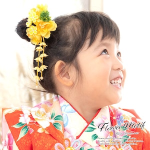 七五三 髪飾り 3歳 黄色 イエロー 橙色 梅 花 フラワー コサージュ つまみ細工 ラインストーン 小ぶり スリーピン パッチン留め ぶら飾り 和装