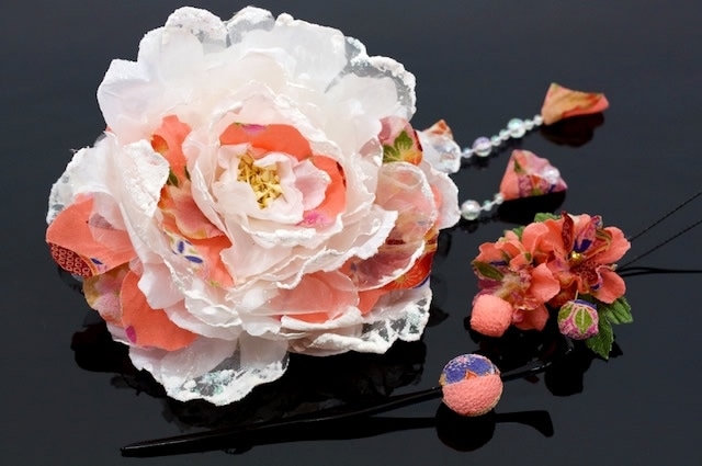 髪飾り　成人式　振袖　卒業式　袴　花　和柄　オフしろ　ピンク　和装