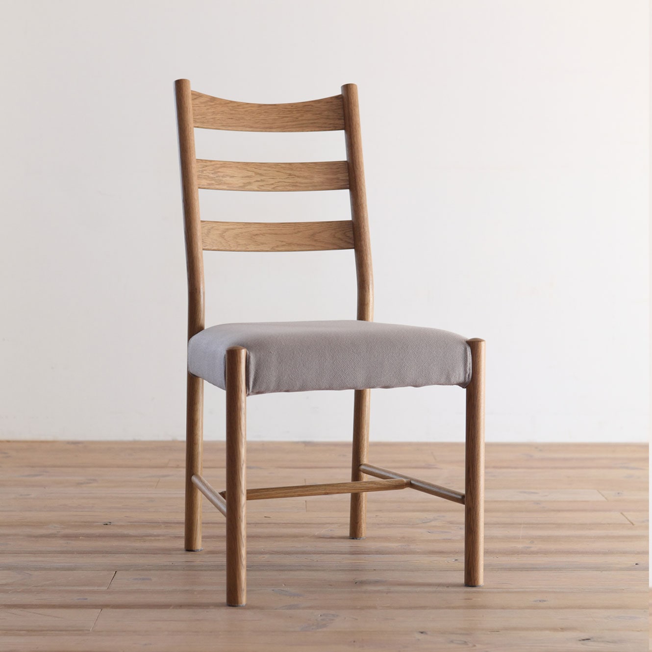 【展示品販売】サイドチェア SALA/サラ　カバー：D2 112 アンバーホワイト　コンディション：使用感有