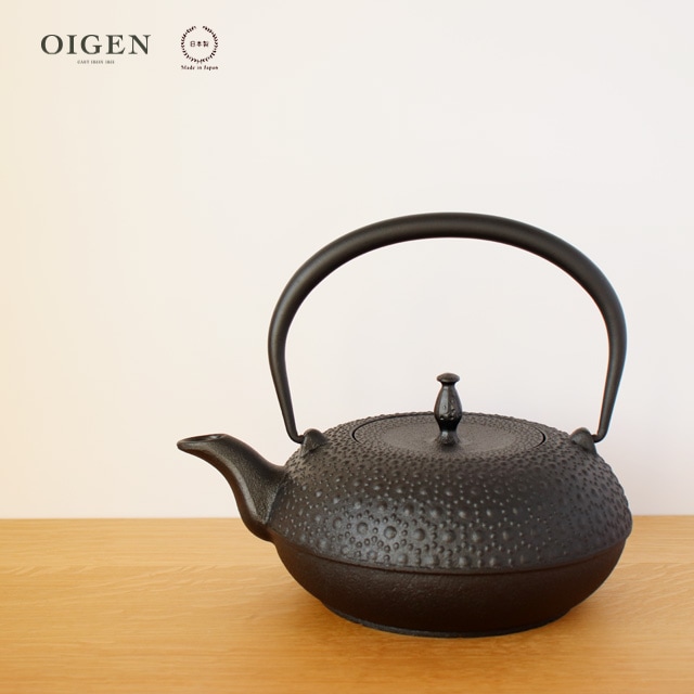 IH対応 oigen 南部鉄器 鉄瓶 東雲亀甲 1L 鉄瓶 及源 IH対応 東雲亀甲 1L 《釜敷き 波紋セット》 | IZUMIYA