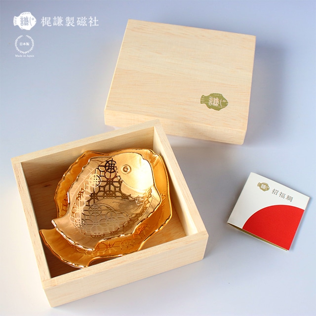 魚型陶磁器水指 金箔装飾 鯛 魚型陶磁器水指 金箔装飾 鯛