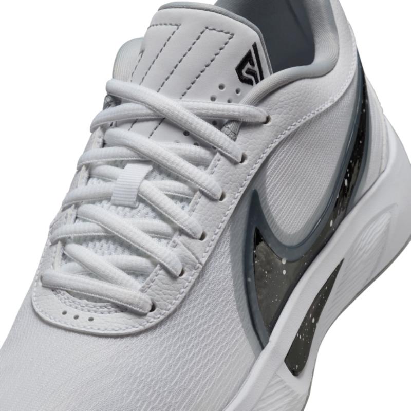 NIKE �ʥ��� ��˥� �ե꡼�� 6 GS ����˥��Х����åȥܡ��륷�塼�� FQ7378-101(�ۥ磻��/����ե��졼/�֥�å�) ��������ǯ��ǥ롪��