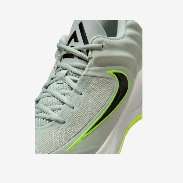 NIKE �ʥ��� ��˥� ���⡼����ƥ� 4 EP �Х����åȥܡ��륷�塼�� FQ3681-007(�饤�ȥ���С�/�ܥ��/�֥�å�) ��������ǯ��ǥ롪��