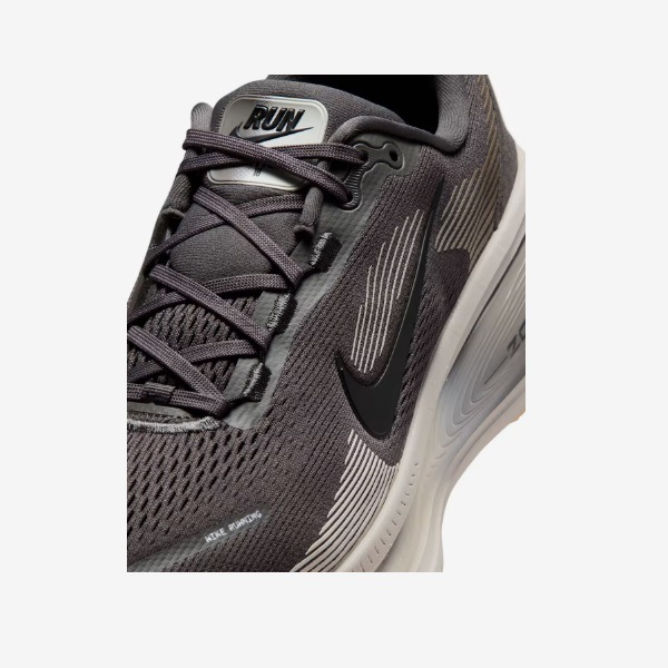 NIKE �ʥ��� ������ �ܥ�� 18 ���˥󥰥��塼�� HM6803-215(�ߥǥ����ॢ�å���/����å����졼/�ڡ��륢���ܥ꡼/�֥�å�) ��������ǯ��ǥ롪��