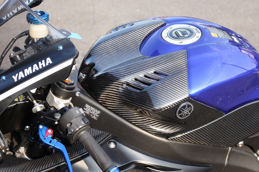 yzf-r6 BN6型　タンクトップカバー　カーボン yzf-r6 BN6型 タンクトップカバー カーボン SPEEDRA タンク