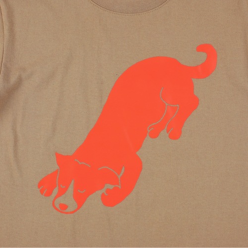 キュンチョメ | 野良犬を着る：ブラウニー Tシャツ(サンドカーキ)