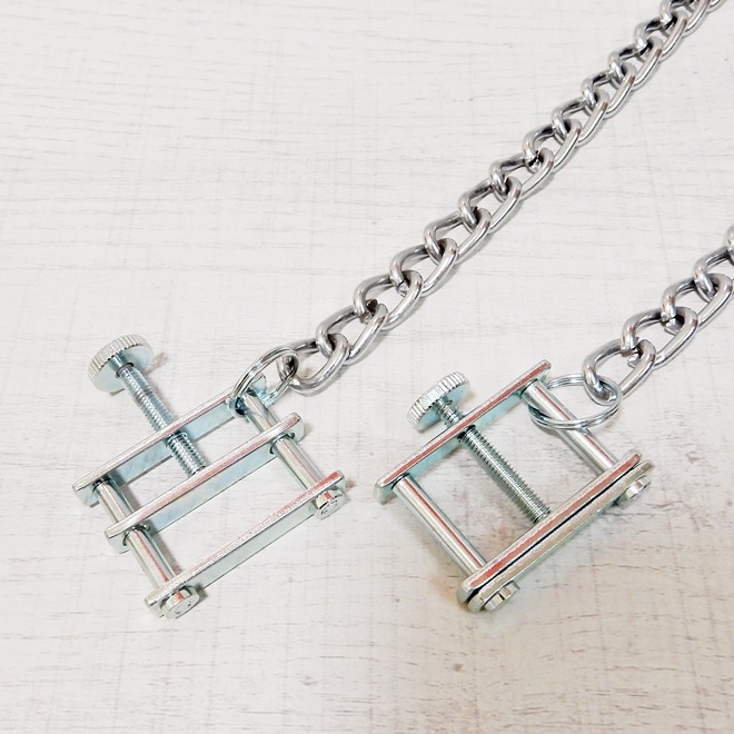 ��Bizarre-Rubber-Shop��Metal Nipple Presses with Chain and Carabiner