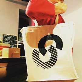 STIFFSLACK / SS LOGO TOTE BAG (WHITE/BLACK)