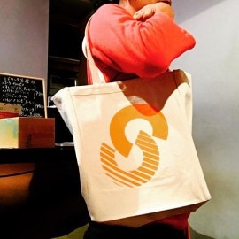 STIFFSLACK / SS LOGO TOTE BAG (WHITE/ORANGE)