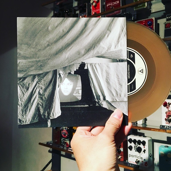 YOUNG��STATUES / Amarillo  7"(GOLD)+MP3
