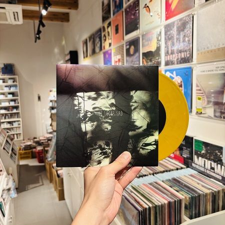 IT LOOKS SAD. / st 7"(USED)