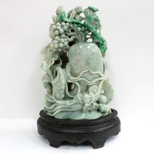パワーストーン翡翠？の瓢箪彫刻 木製スタンド付き」1点です。