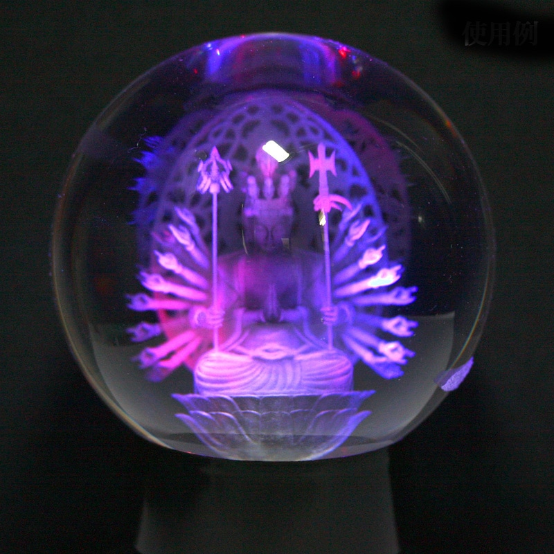 彫刻置物】丸玉 人工水晶 約90mm (レーザー彫刻)(レインボー台付き) 千
