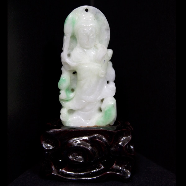 「パワーストーン翡翠？の瓢箪彫刻 木製スタンド付き」1点です。 パワーストーン翡翠？の瓢箪彫刻 木製スタンド付き」1点です。