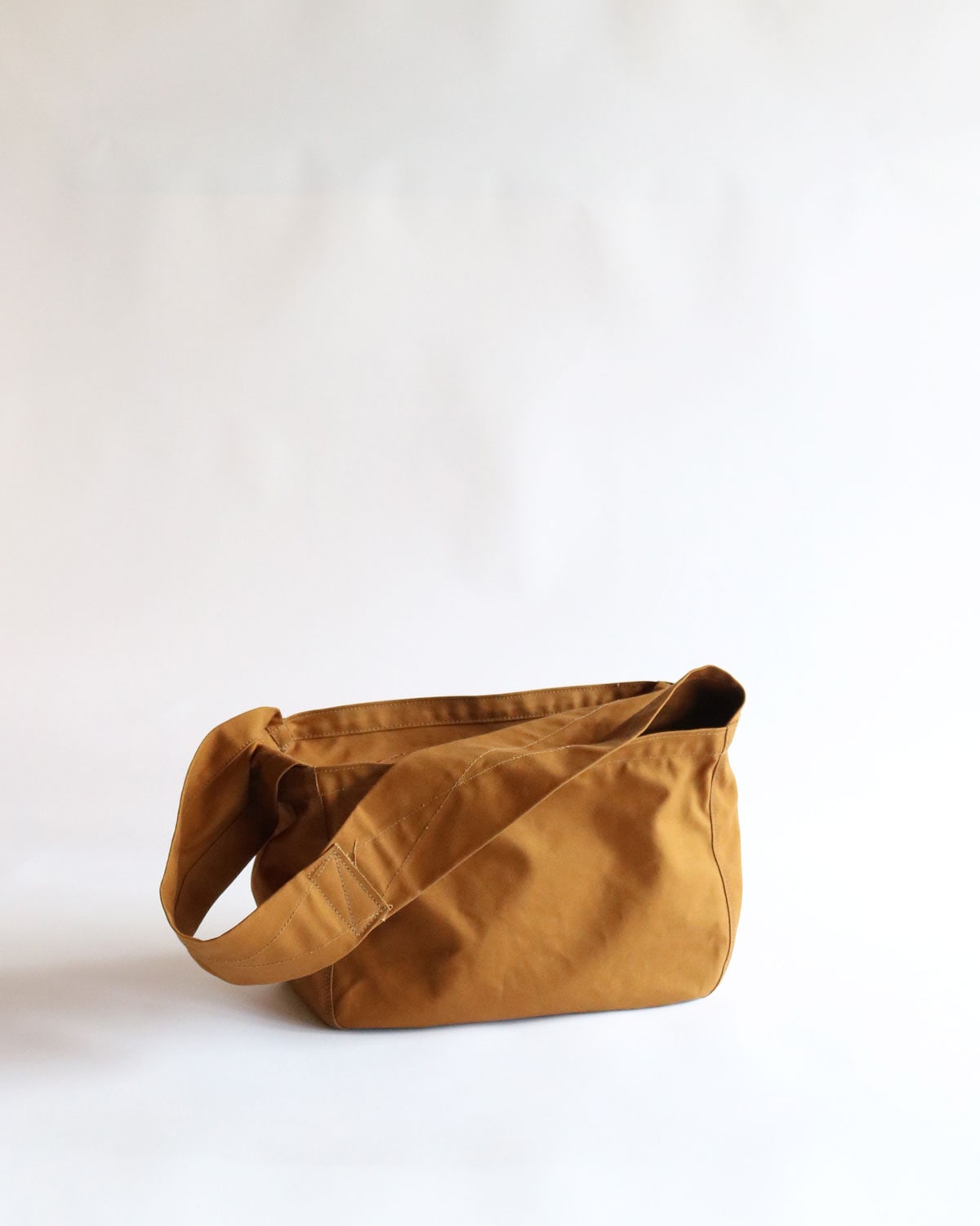 LABOR DAY Newspaper Boy Bag / Camel