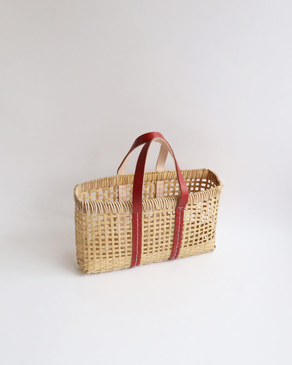 美品 ribbon b レザー 籐 スタッズかごバッグ warang wayan warang wayan」のカゴバッグ、夏の爽やかな装いやお部屋の収納に