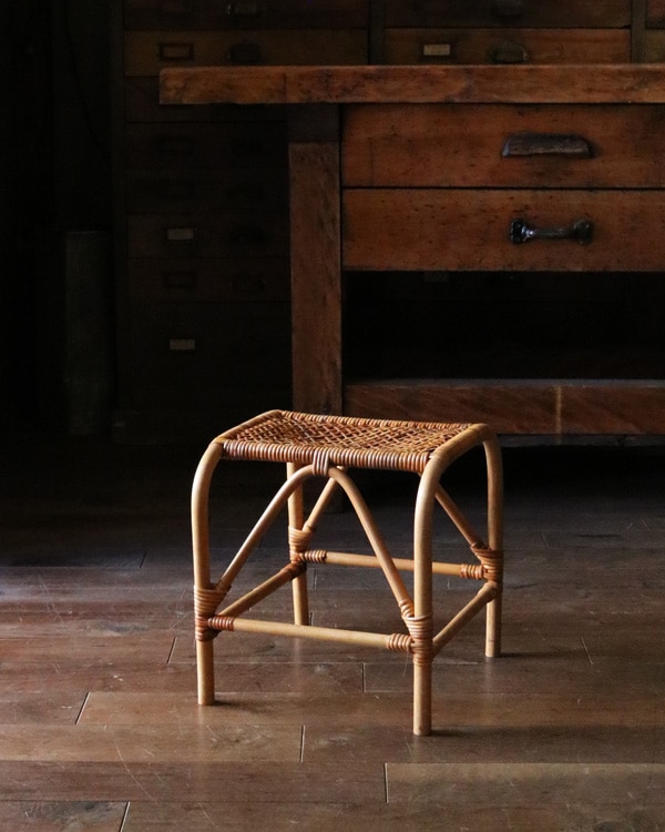 ラタンスツール