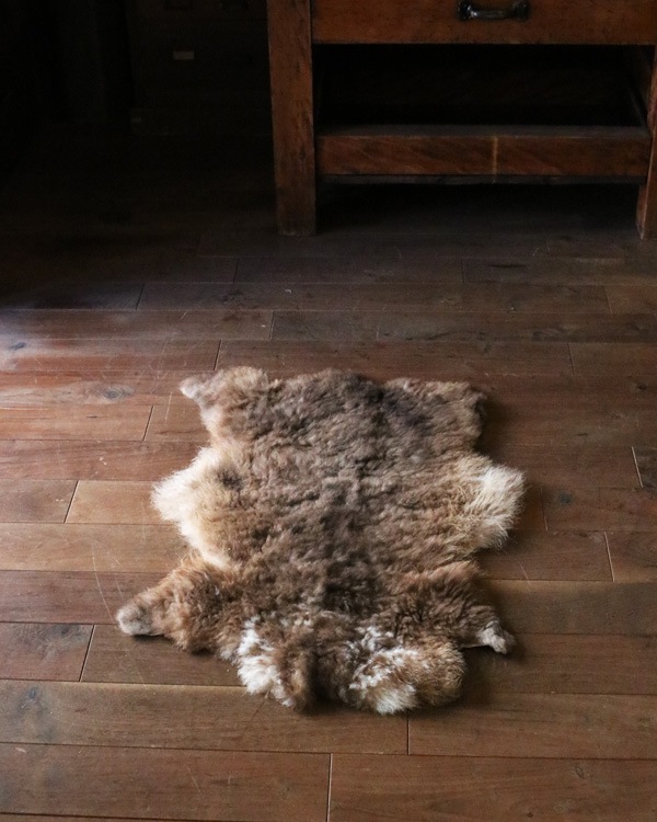 ムートンの羊の置物 ムートンの羊の置物 置き物 木製彫刻 動物の置物 木彫り シープ ひつじ