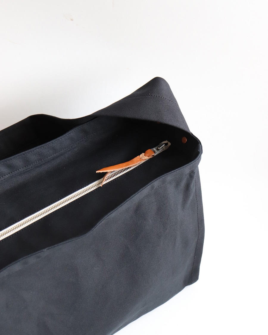 LABOR DAY �졼�С��ǥ���EARLY NEWSPAPER BAG �����꡼�˥塼���ڡ��ѡ��Хå���BLACK��