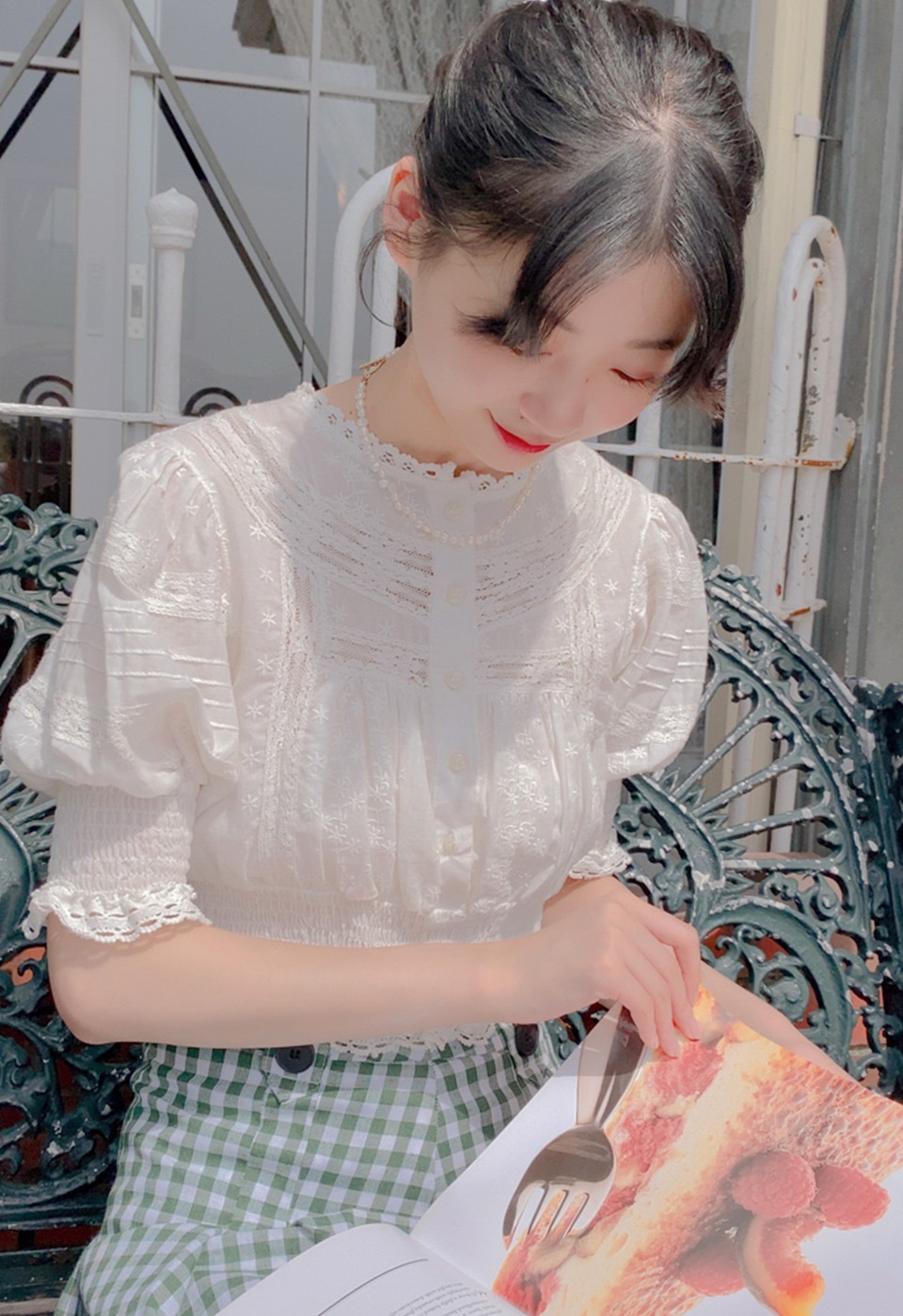 ホワイト刺繍レースパフスリーブブラウス