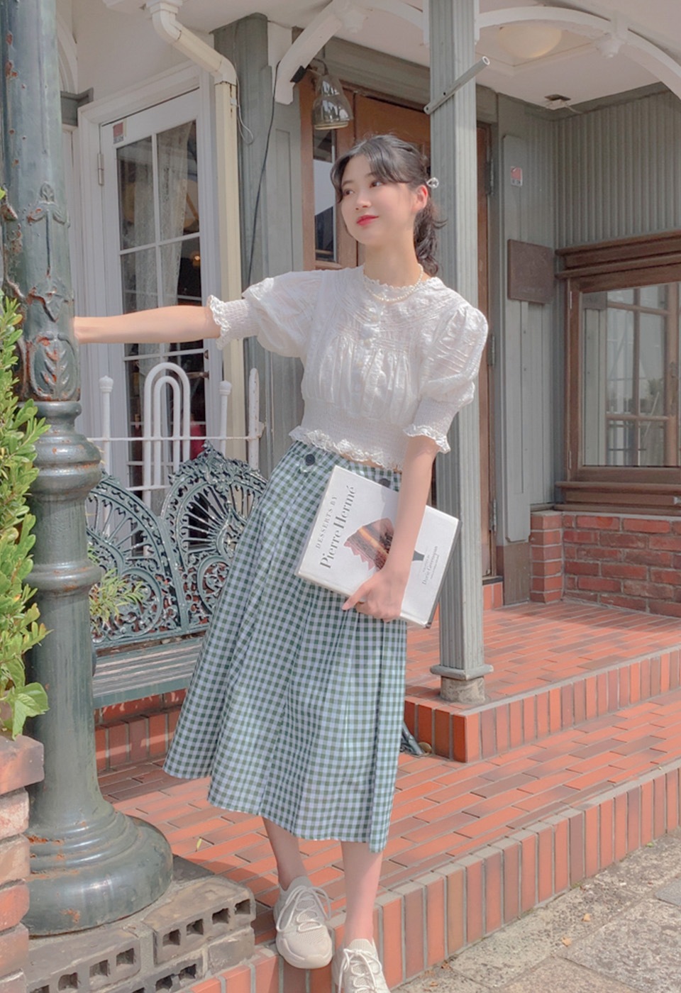 ホワイト刺繍レースパフスリーブブラウス