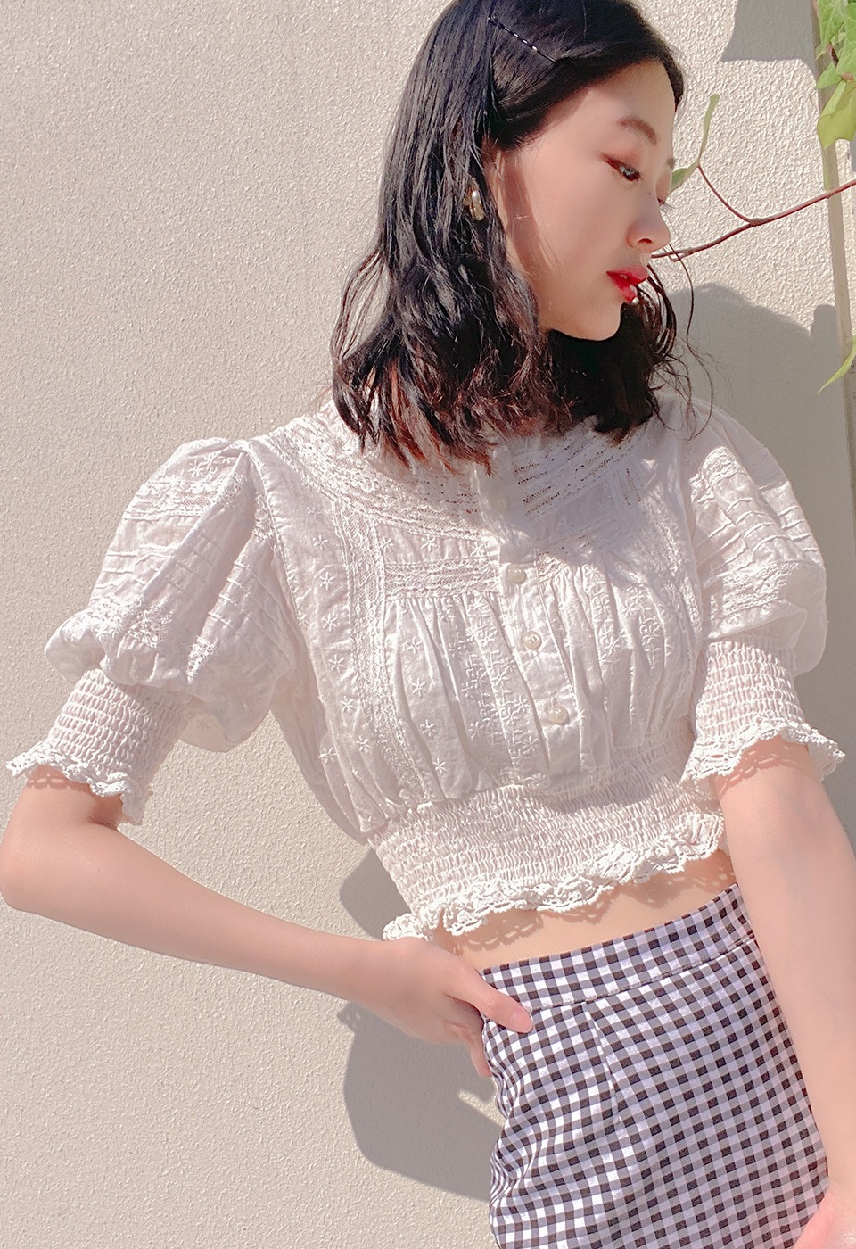 ホワイト刺繍レースパフスリーブブラウス