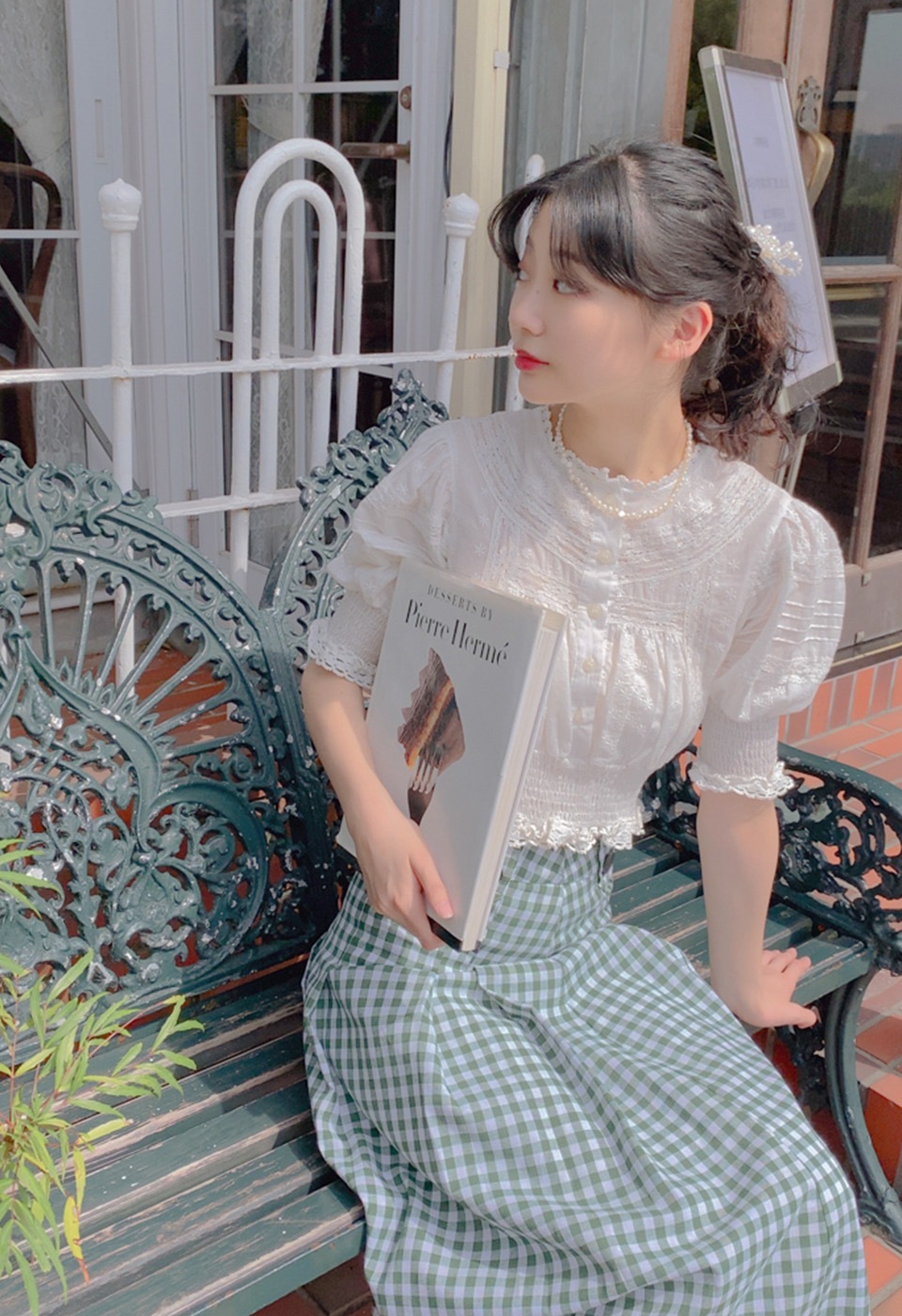 ホワイト刺繍レースパフスリーブブラウス