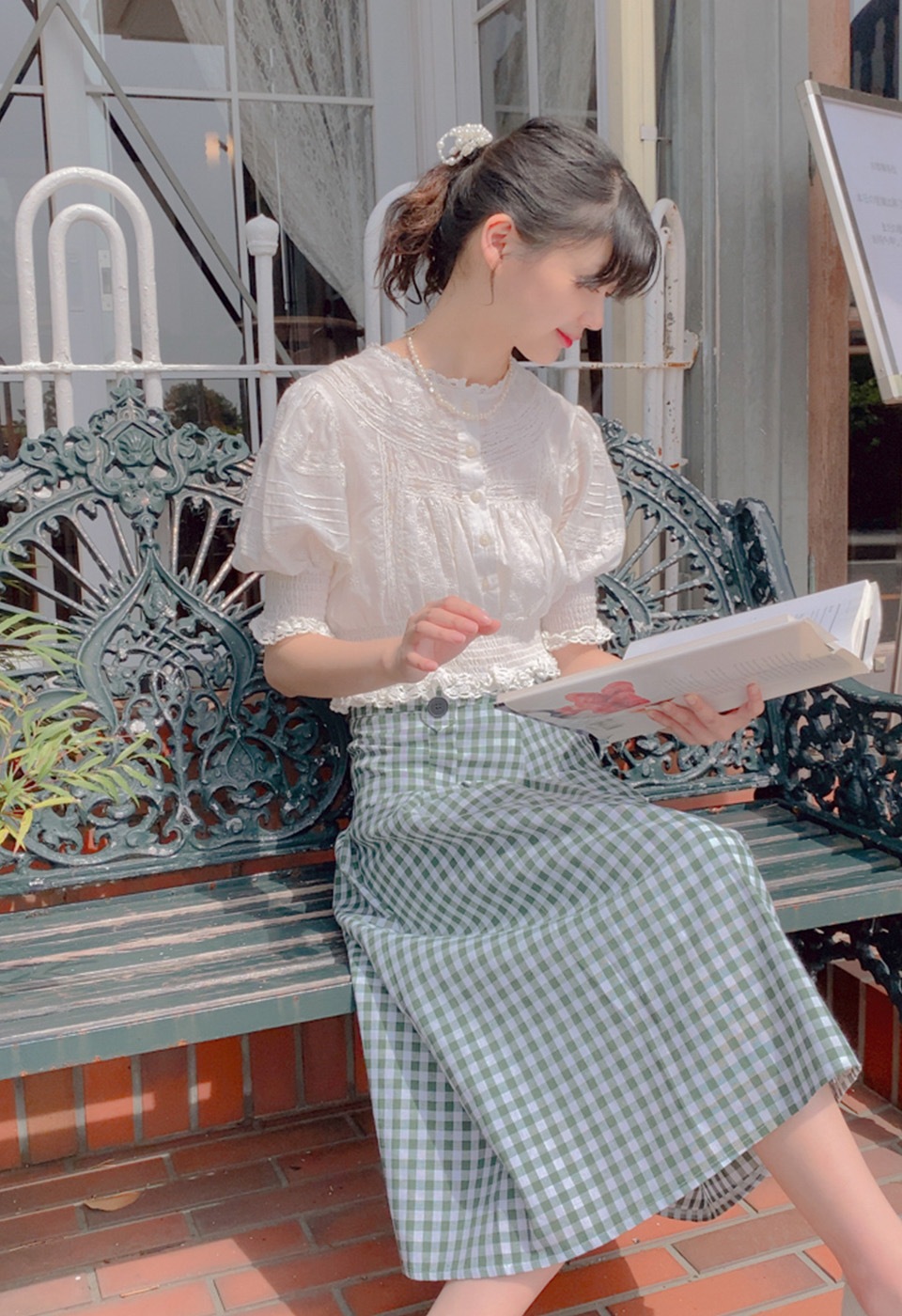 ホワイト刺繍レースパフスリーブブラウス