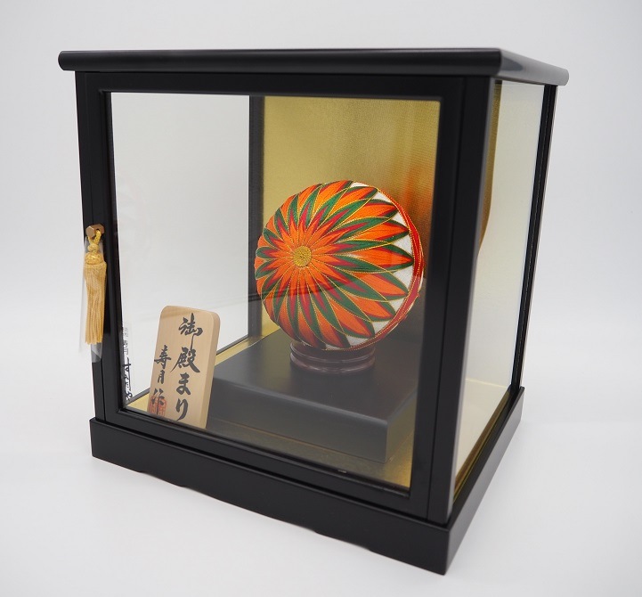 創業明治11年の人形専門店。寿月すみたやのお正月飾り。御殿まりケース